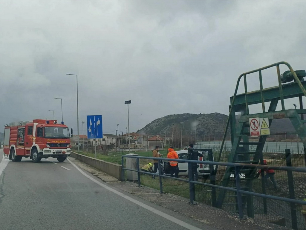 Autom sletio u Neretvu i poginuo