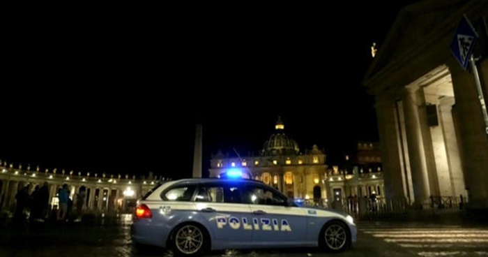 Autom uletio kroz vrata Vatikana, policija pucala da ga zaustavi