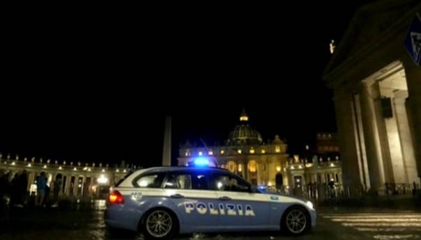 Autom uletio kroz vrata Vatikana, policija pucala da ga zaustavi