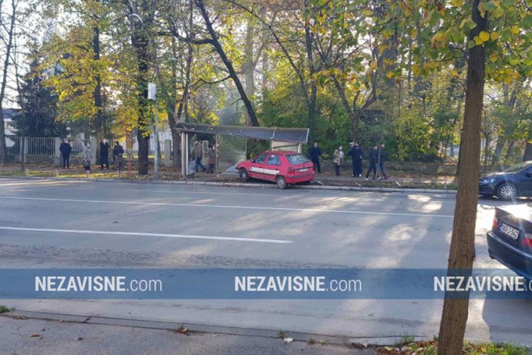Autom uletio u autobusko stajalište u Banjaluci, povrijeđena žena