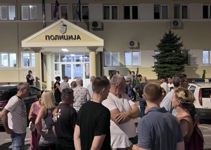Autom uletio u masu ljudi na protestu u Srbiji, teško povrijeđeno dijete