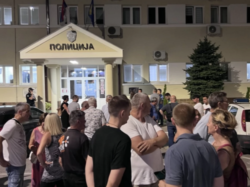 Autom uletio u masu ljudi na protestu u Srbiji, teško povrijeđeno dijete