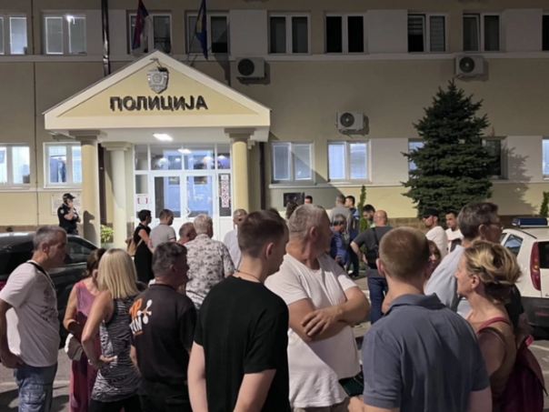 Autom uletio u masu ljudi na protestu u Srbiji, teško povrijeđeno dijete
