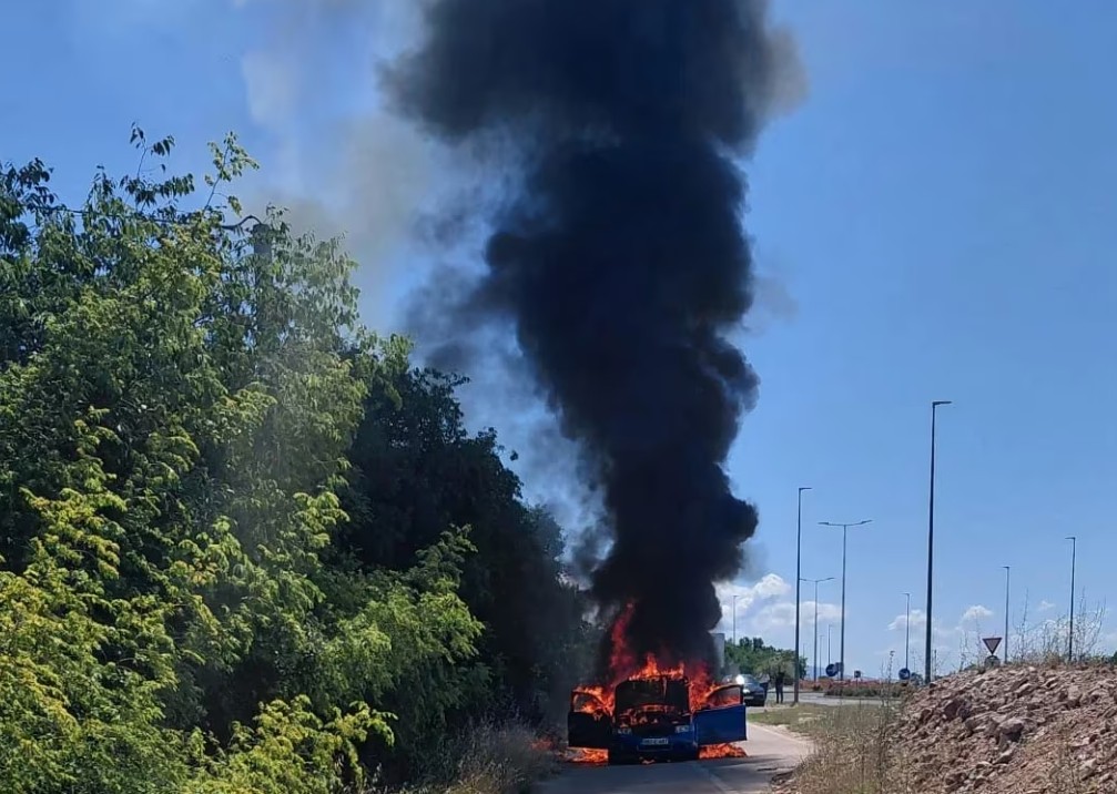 Automobil izgorio na kružnom toku kod Mostara