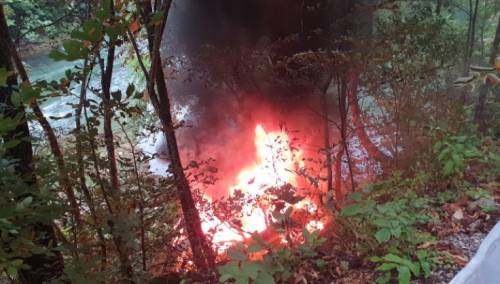 Automobil izgorio nakon slijetanja s puta, tri osobe povrijeđene