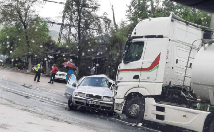 Automobil podletio pod cisternu u Donjoj Jablanici, troje povrijeđenih