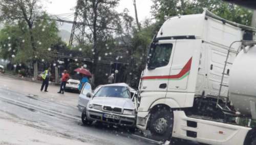 Automobil podletio pod cisternu u Donjoj Jablanici, troje povrijeđenih