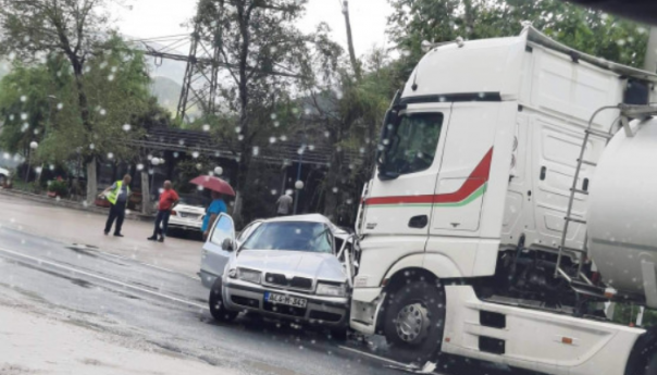 Automobil podletio pod cisternu u Donjoj Jablanici, troje povrijeđenih