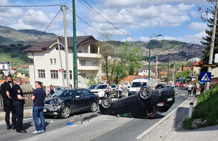 Automobil se prevrnuo na krov, troje povrijeđeno