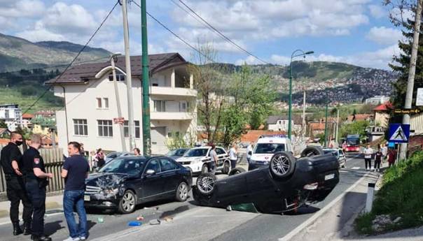 Automobil se prevrnuo na krov, troje povrijeđeno