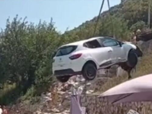 Automobil se survao na plažu punu kupača u Crnoj Gori