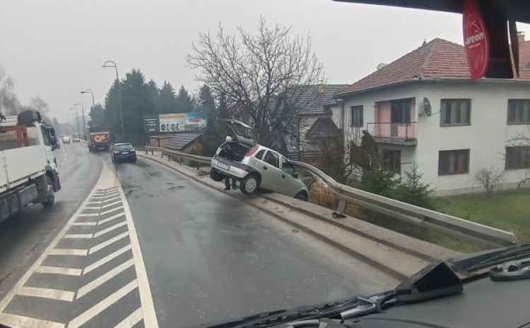 Automobil sletio s ceste i probio zaštitnu ogradu na Ilidži