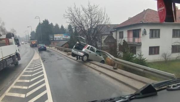 Automobil sletio s ceste i probio zaštitnu ogradu na Ilidži
