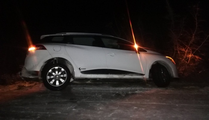 Automobil sletio s ceste kod Stoca
