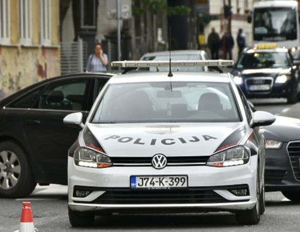 Automobil udario djevojku na pješačkom prelazu na Drveniji