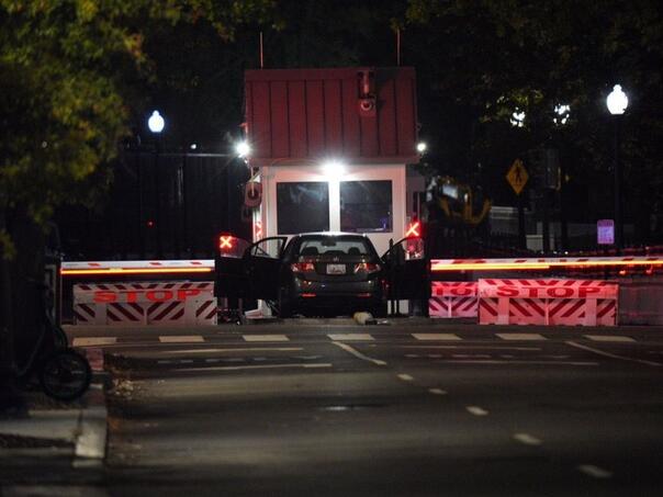 Automobil udario u kapiju Bijele kuće, vozač uhapšen