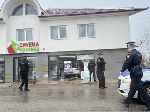 Automobil uletio u apoteku kod Laktaša
