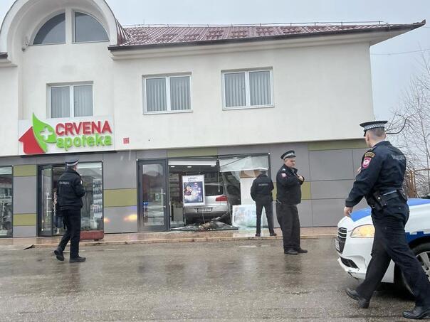 Automobil uletio u apoteku kod Laktaša