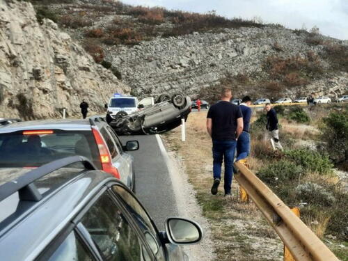 Automobil završio na krovu na putu iznad Trebinja