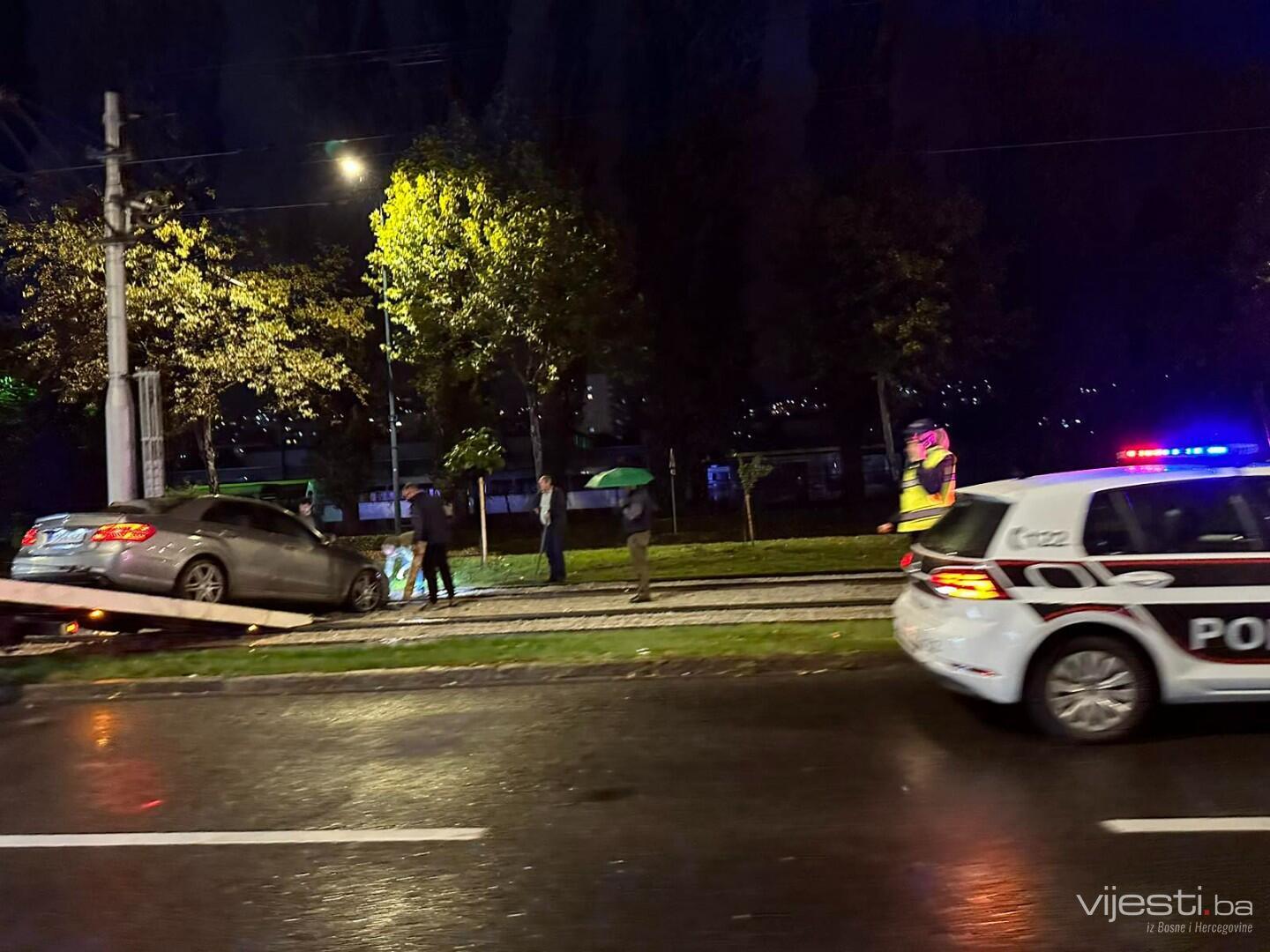 Foto: Automobil završio na tramvajskim šinama