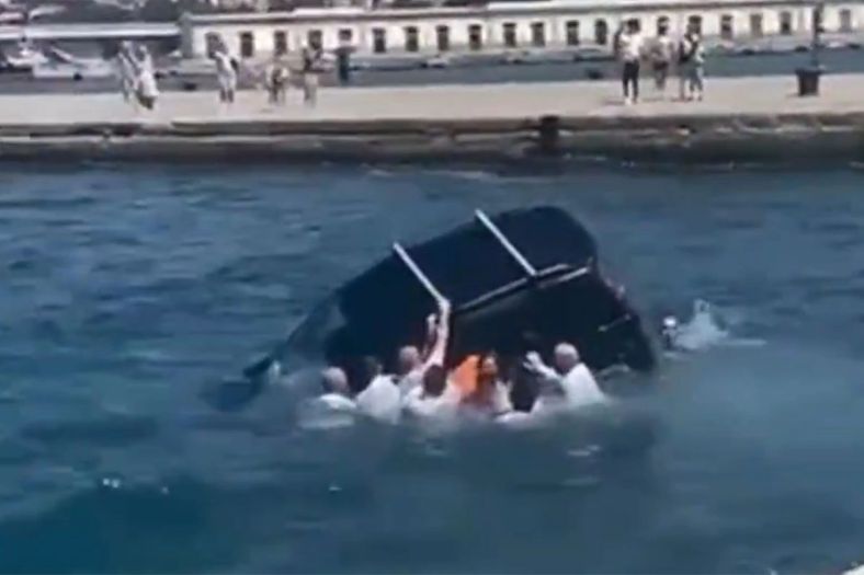 Automobil završio u Jadranu: Dramatičan snimak spašavanja vozača