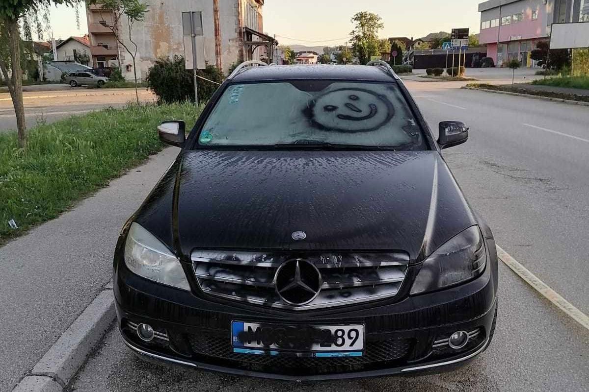 Automobili išarani sprejom, na jednom razbijeno vjetrobransko staklo