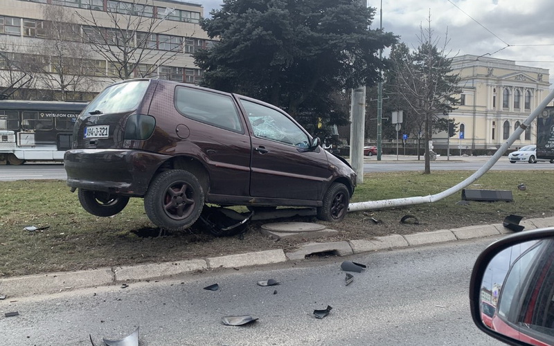 Automobilom oborio semafor na Marijin Dvoru