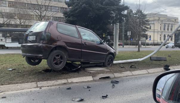 Automobilom oborio semafor na Marijin Dvoru