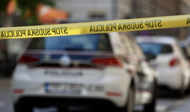 Automobilom porušio stubiće na trotoaru i skoro uletio u obližnji kafić