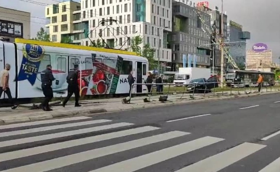 Automobilom se zabio u tramvajsku stanicu
