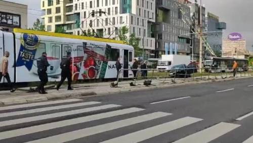 Automobilom se zabio u tramvajsku stanicu