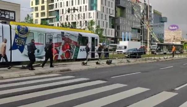 Automobilom se zabio u tramvajsku stanicu