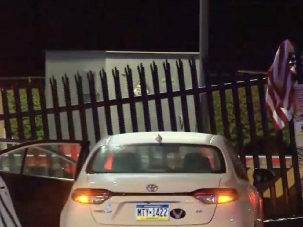 Automobilom se zabio u zgradu FBI-a