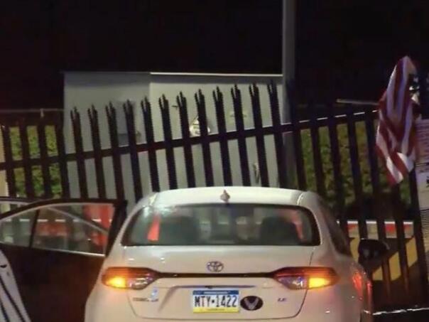 Automobilom se zabio u zgradu FBI-a