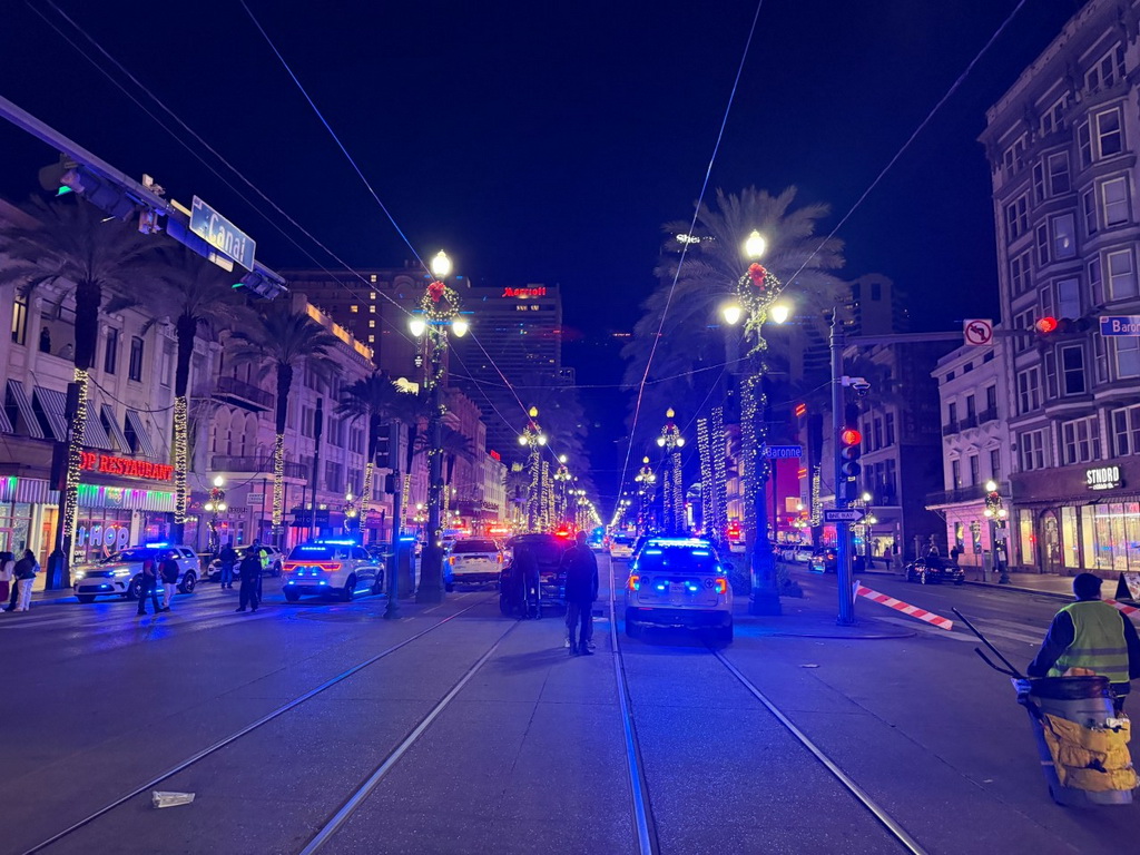 Autom se zaletio u gomilu ljudi u New Orleansu, najmanje 10 mrtvih