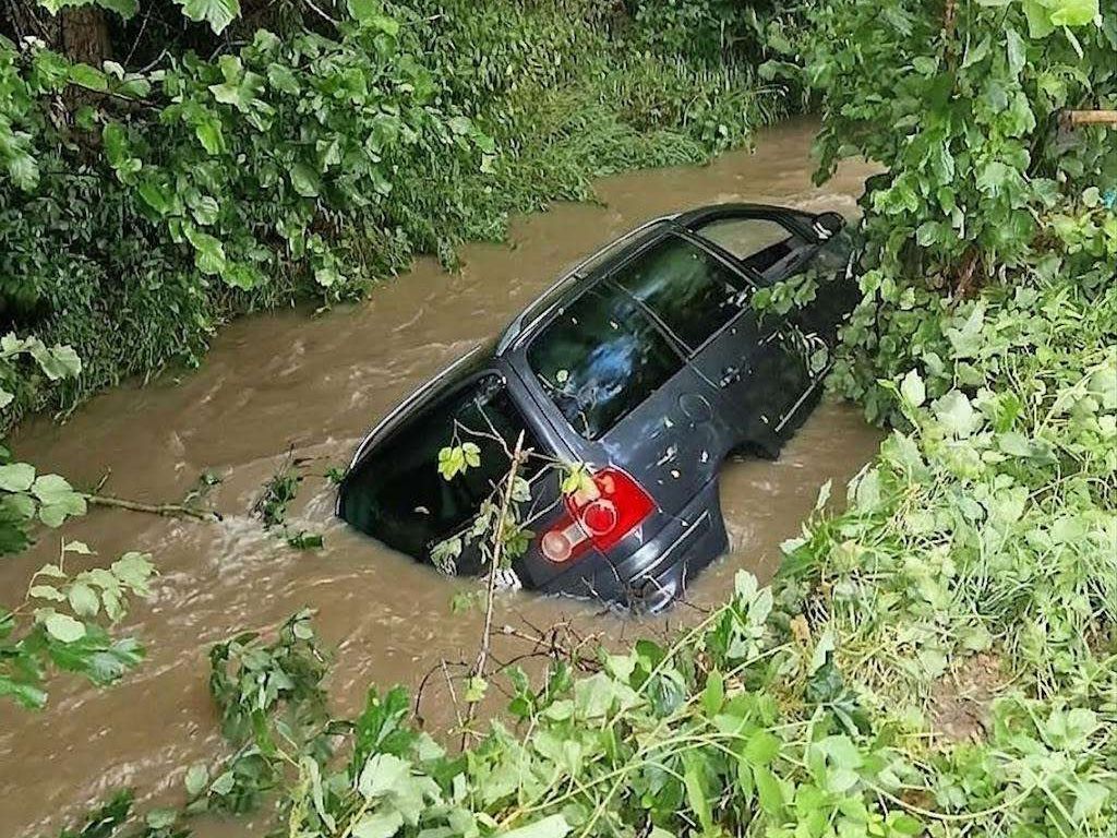 Automobilom sletio u rijeku, policajci mu spasili život