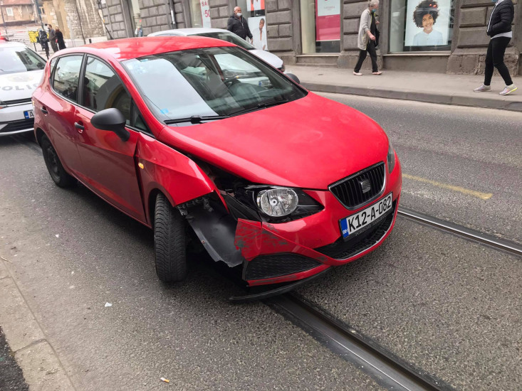 Automobilom udarila u ogradu kod Katedrale, tramvaji ne mogu proći