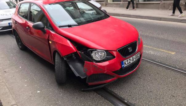 Automobilom udarila u ogradu kod Katedrale, tramvaji ne mogu proći