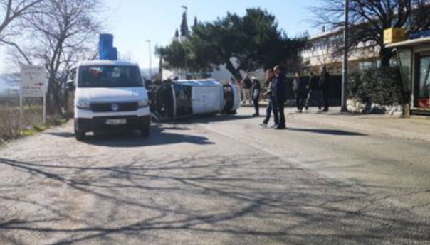 Automobilom udarili u dizalicu i prevrnuli se na bok: Ima povrijeđenih