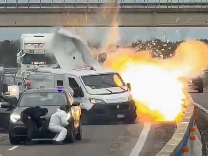 Autoput u plamenu: Dramatična pljačka oklopnog vozila u Italiji