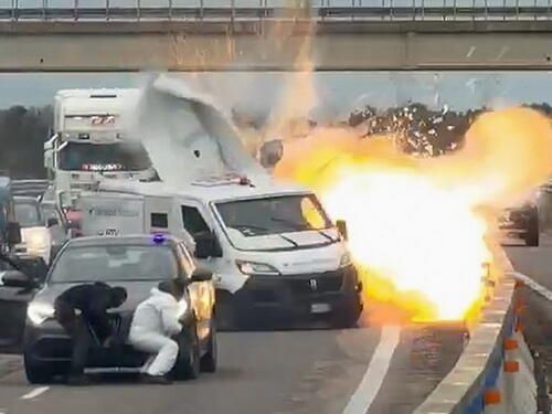 Autoput u plamenu: Dramatična pljačka oklopnog vozila u Italiji