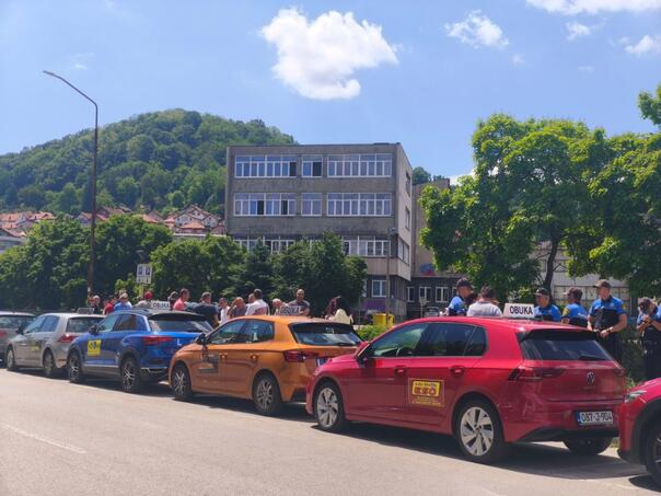 Autoškole izlaze na ulice Tuzle: Protestna vožnja zbog spornog softvera
