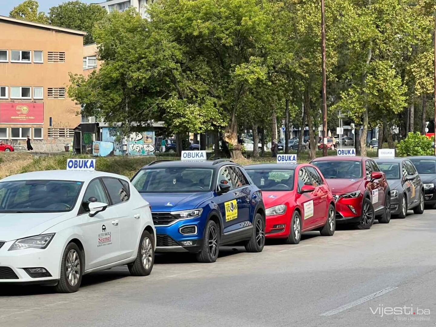 Autoškole na ulicama Tuzle, ministar uzvraća: Naplaćuju 1.500 KM, a prikazuju 670 KM