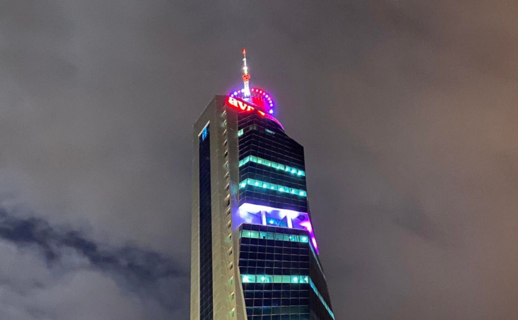 "Avaz Twist Tower" osvijetljen crvenom bojom povodom Valentinova