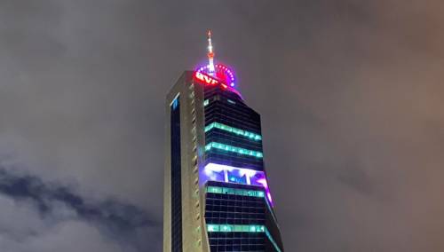 "Avaz Twist Tower" osvijetljen crvenom bojom povodom Valentinova