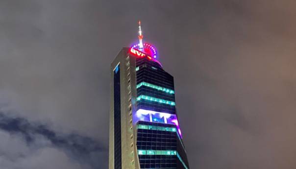 "Avaz Twist Tower" osvijetljen crvenom bojom povodom Valentinova