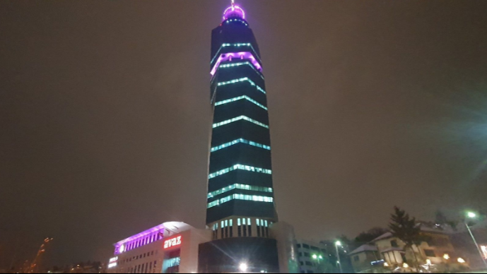 "Avaz Twist Tower" osvijetljen ljubičastom bojom povodom "Dana borbe protiv raka"