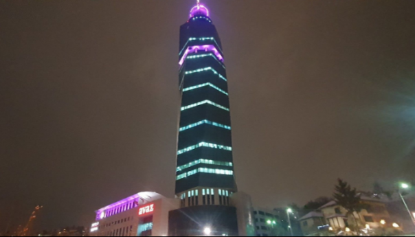 "Avaz Twist Tower" osvijetljen ljubičastom bojom povodom "Dana borbe protiv raka"
