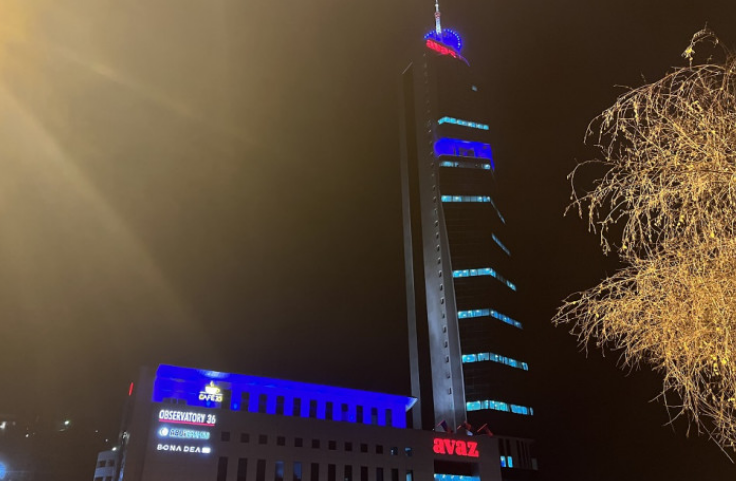 "Avaz Twist Tower" osvijetljen plavom bojom povodom kandidatskog statusa BiH