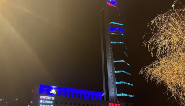 "Avaz Twist Tower" osvijetljen plavom bojom povodom kandidatskog statusa BiH